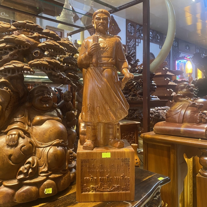 Tượng gỗ Trần Quốc Tuấn