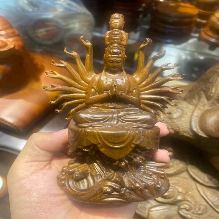 Phật nghìn tay gỗ bách để ô tô