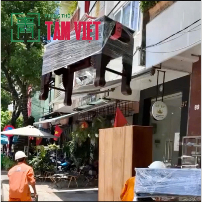 KHÔNG GIAN HẸP – ĐƯA BÀN THỜ VÀO BẰNG CÁCH NÀO?