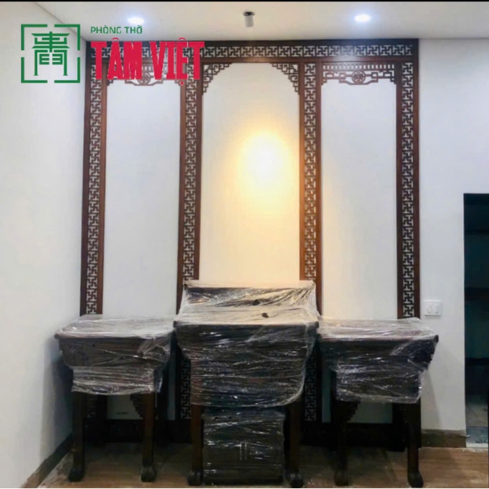 Gian thờ 3 bàn thờ kết hợp bộ chỉ trang trí – Hài hòa và chuẩn mực trong từng chi tiết