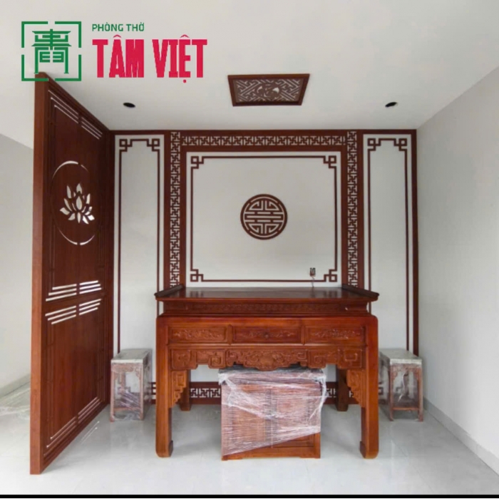 Gian thờ nâu đỏ nổi bật trên nền trắng – Hoàn thiện chuẩn mực tại Thôn Nam Thành, Hòa Vang